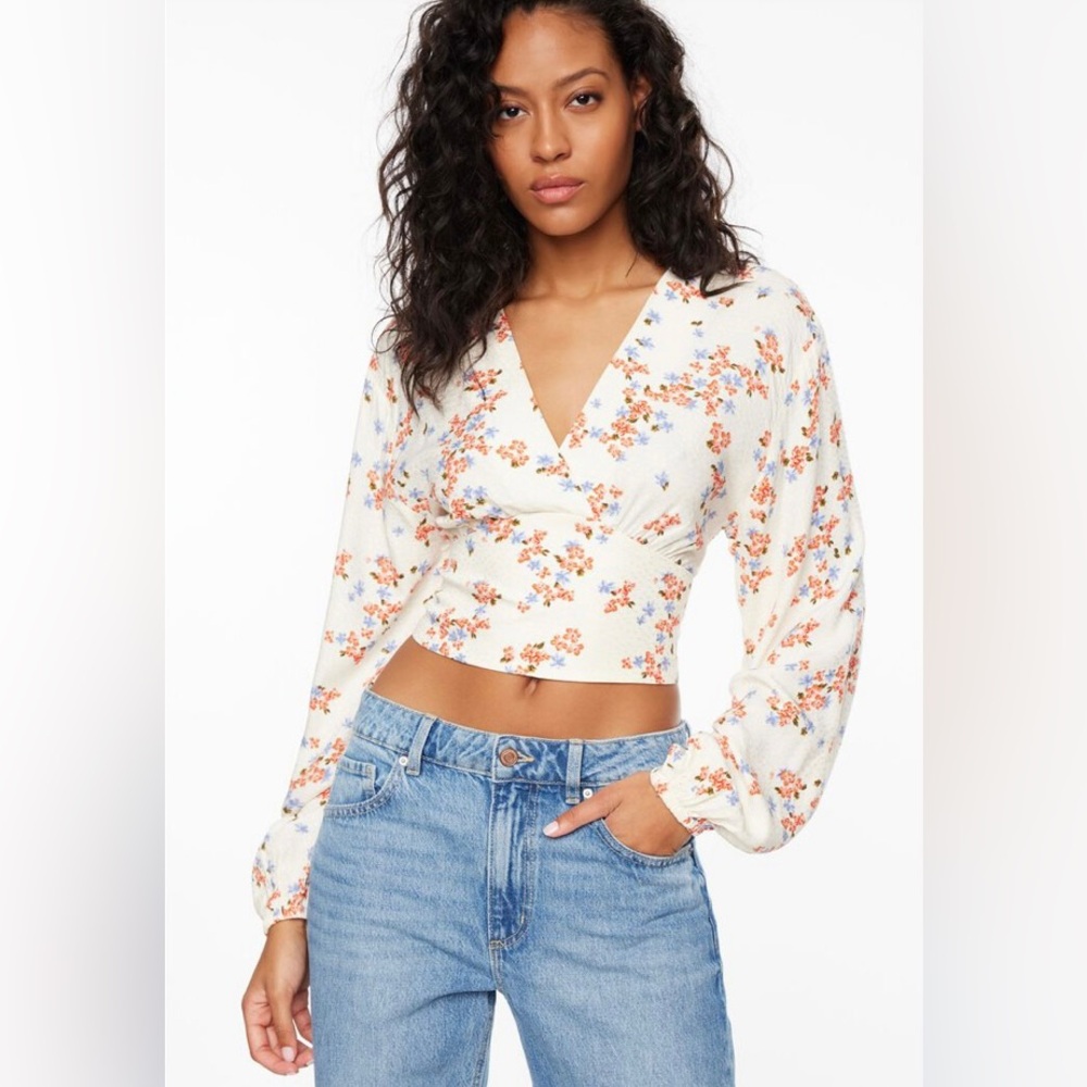 Dynamite cropped floral long sleeve V-neck blouse 🌸